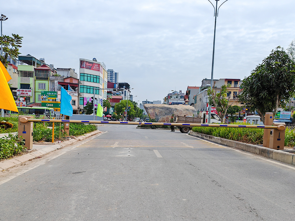 AKD116-gate-with-lLPR-at-Hanoi-Agricultural-University,-Vietnam