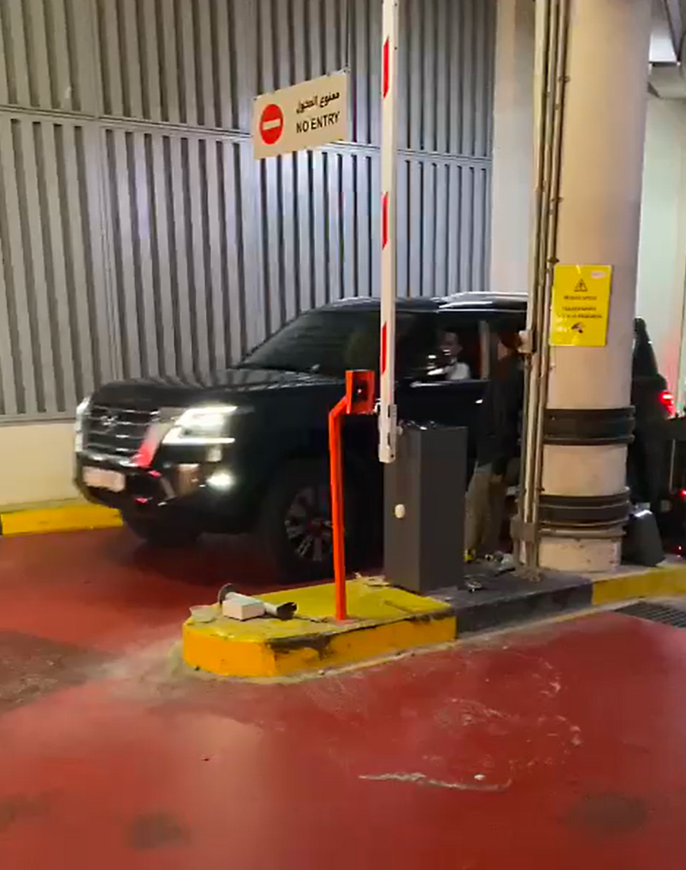 UAE-AKD906-barrier-gate-2